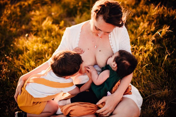 Séance famille montagne co-allaitement en Ariège