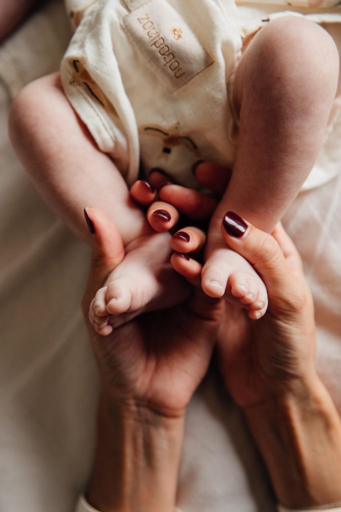 séance photo nouveau-né en lumière naturelle à Limoux